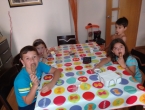 Piscina e invitados a comer