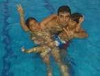 Piscina por la noche