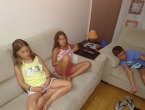 Los Martínez durmiendo en casa