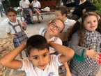 Jugando en el parque del cole
