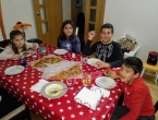 Los Martinez cenando en casa