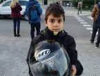 En moto a por el alta del brazo