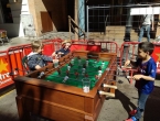 Juegos, amigos y comida en la carpa