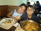 Comiendo con papi por su trabajo