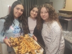 Marta y Claudia en casa
