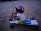 En el parque jugando con las motos