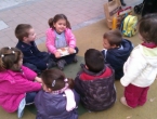 Jugando en el parque a la salida del cole