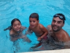 Nuestro papi nos lanza en la piscina
