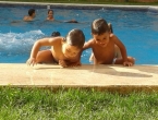 Marcos Paula, Daniel y los abuelos en la piscina