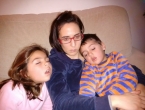 Diego en casa enfermo y Alba con las amigas