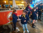 Tirando petardos con los amigos