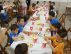 Merienda en la falla. Preparando la hoguera de San Juan