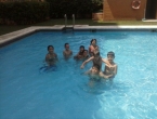 Toda la mañana en la piscina con los amigos